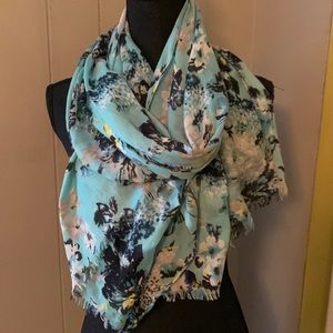 🧡 4/$15 Robin’s egg blue floral scarf